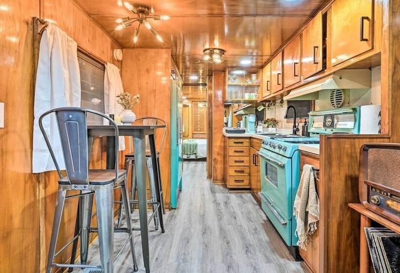Charming Tiny Home W/ Private Hot Tub!
