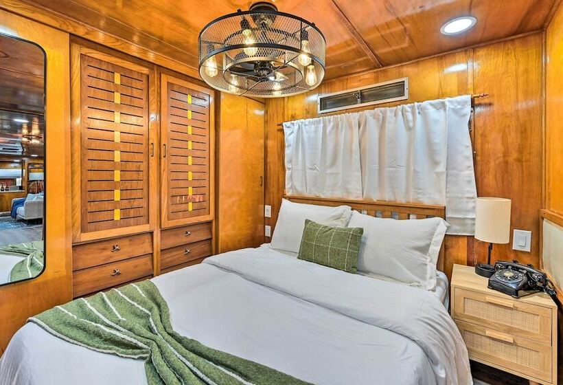 Charming Tiny Home W/ Private Hot Tub!