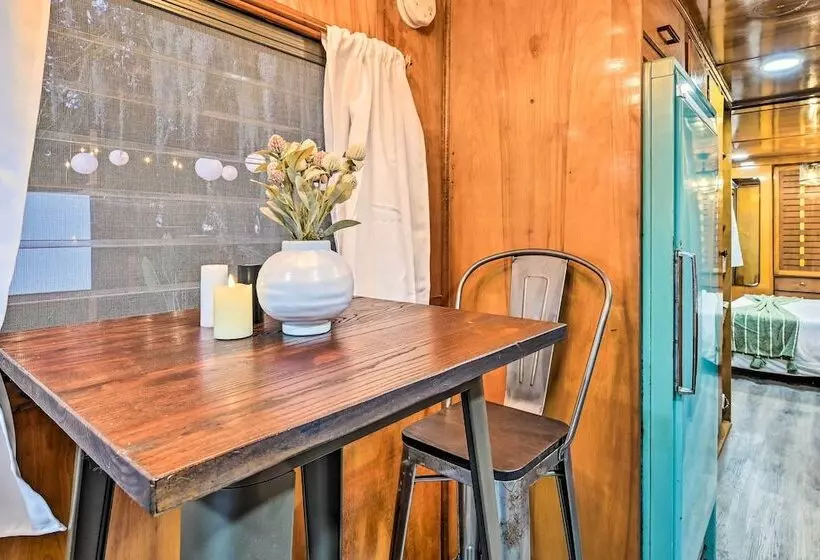 Charming Tiny Home W/ Private Hot Tub!