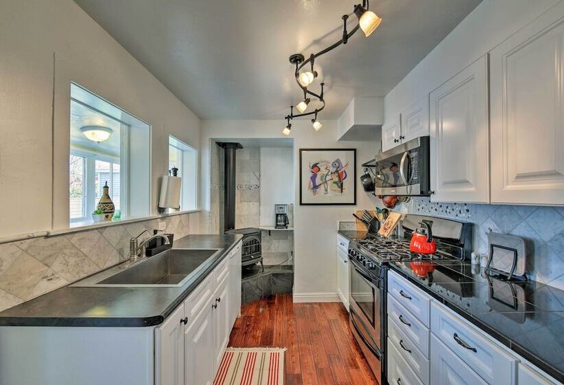 Chic Downtown Home W/ Grill, Steps To Main Street!