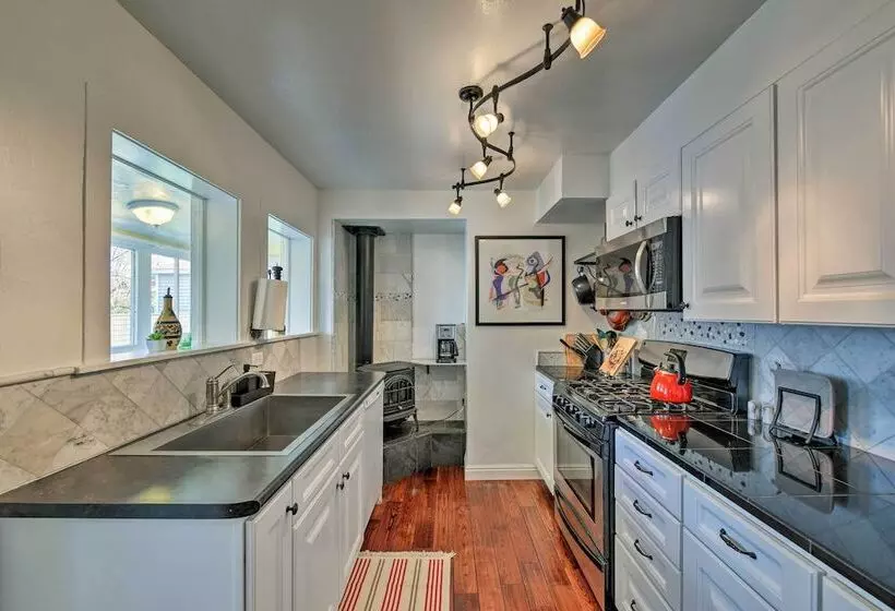 Chic Downtown Home W/ Grill, Steps To Main Street!