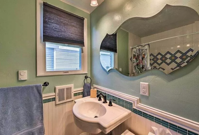 Chic Downtown Home W/ Grill, Steps To Main Street!