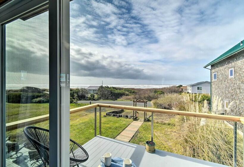 Coastal Retreat: Deck, Ocean Views + Walk To Beach