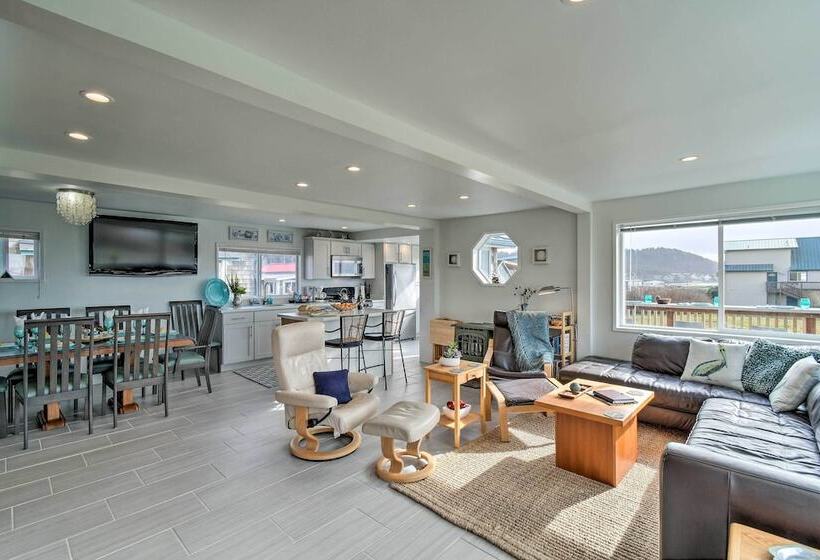 Coastal Retreat: Deck, Ocean Views + Walk To Beach