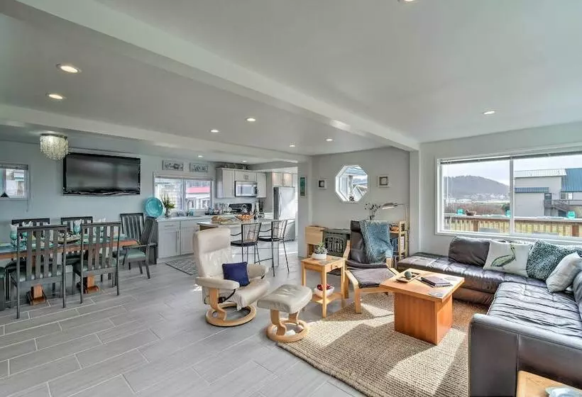 Coastal Retreat: Deck, Ocean Views + Walk To Beach