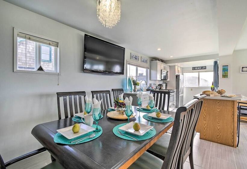 Coastal Retreat: Deck, Ocean Views + Walk To Beach