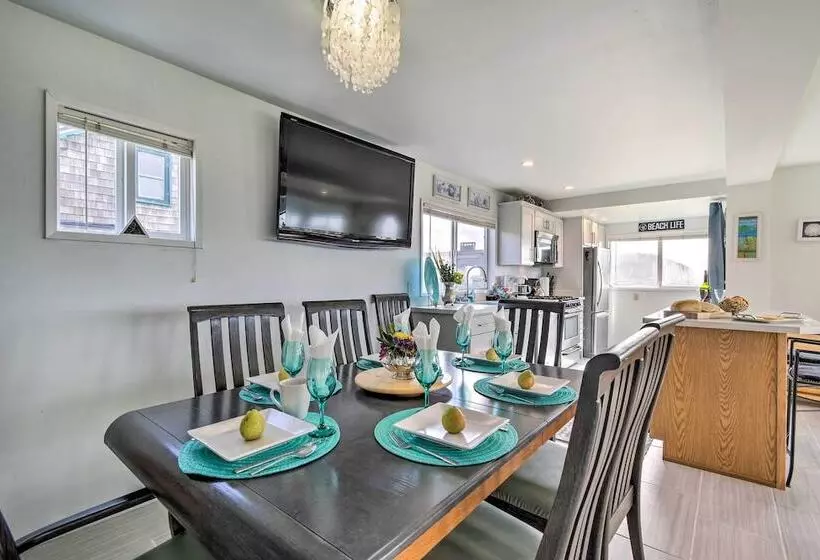 Coastal Retreat: Deck, Ocean Views + Walk To Beach