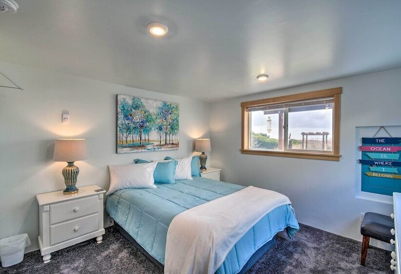 Coastal Retreat: Deck, Ocean Views + Walk To Beach