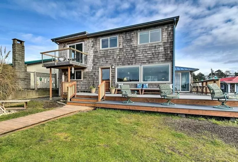 Coastal Retreat: Deck, Ocean Views + Walk To Beach