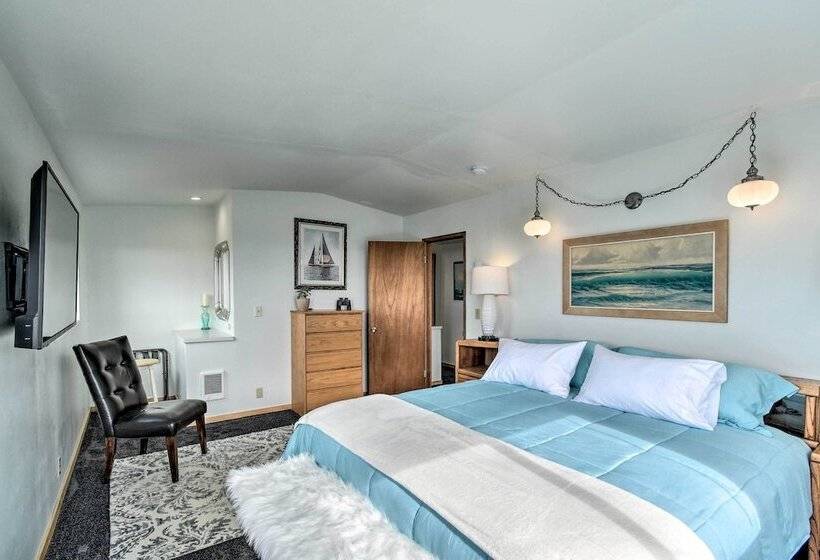 Coastal Retreat: Deck, Ocean Views + Walk To Beach