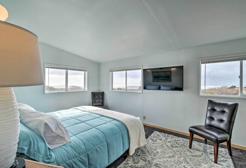 Coastal Retreat: Deck, Ocean Views + Walk To Beach