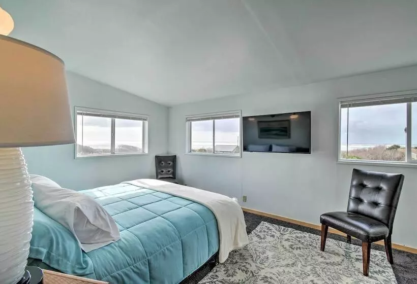 Coastal Retreat: Deck, Ocean Views + Walk To Beach