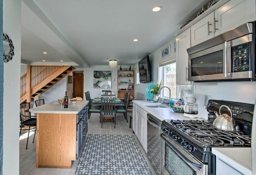 Coastal Retreat: Deck, Ocean Views + Walk To Beach