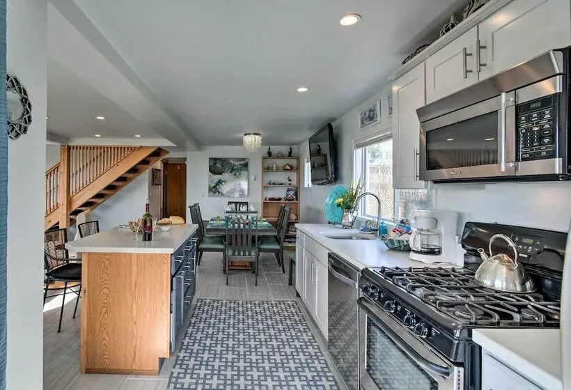 Coastal Retreat: Deck, Ocean Views + Walk To Beach