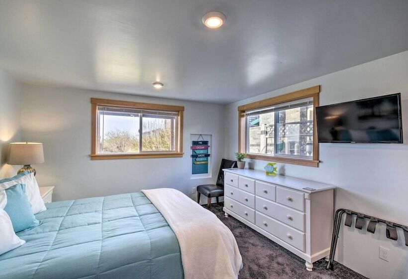 Coastal Retreat: Deck, Ocean Views + Walk To Beach