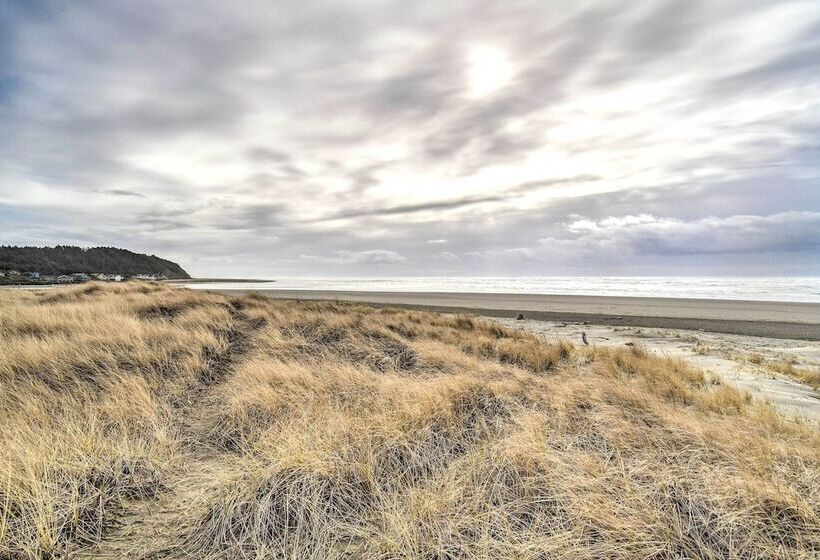 Coastal Retreat: Deck, Ocean Views + Walk To Beach