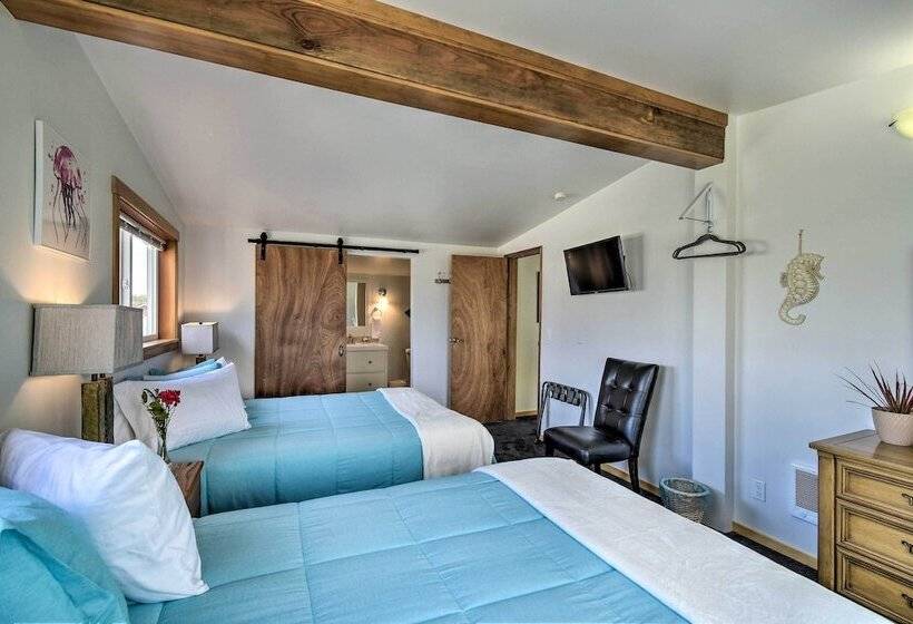 Coastal Retreat: Deck, Ocean Views + Walk To Beach