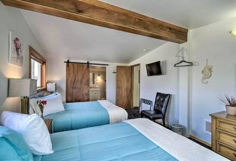 Coastal Retreat: Deck, Ocean Views + Walk To Beach