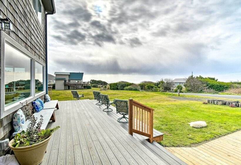Coastal Retreat: Deck, Ocean Views + Walk To Beach