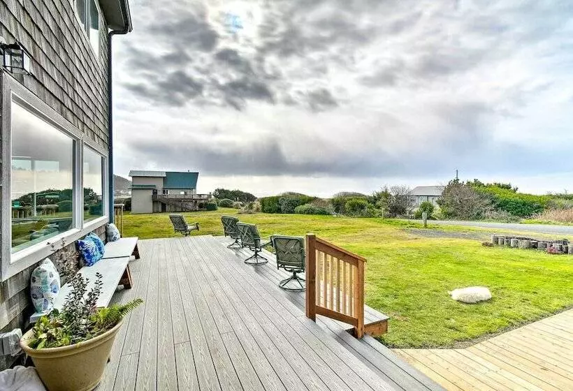 Coastal Retreat: Deck, Ocean Views + Walk To Beach