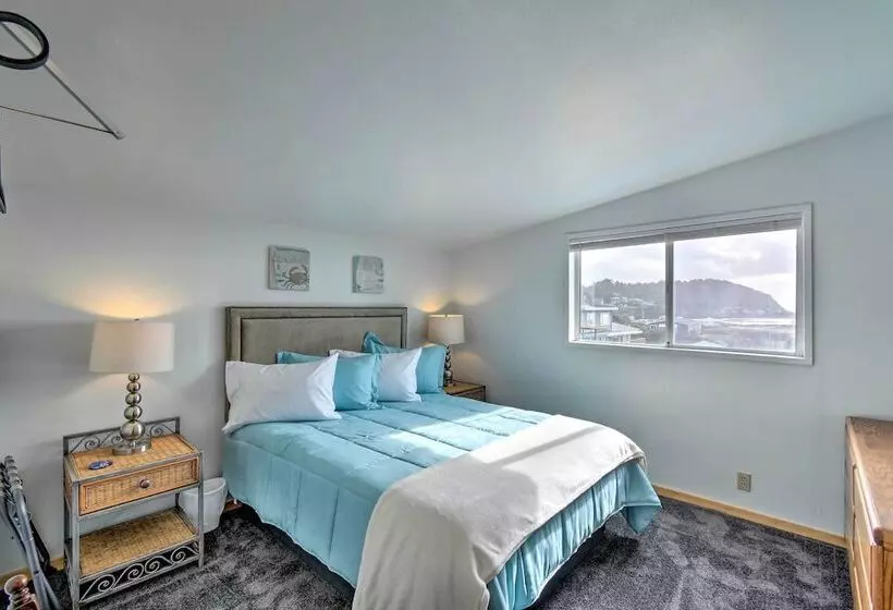 Coastal Retreat: Deck, Ocean Views + Walk To Beach