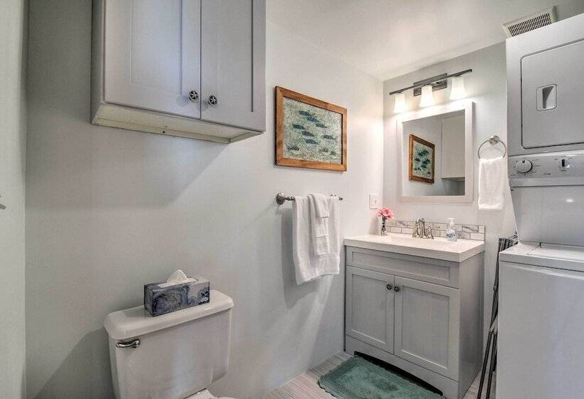 Coastal Retreat: Deck, Ocean Views + Walk To Beach