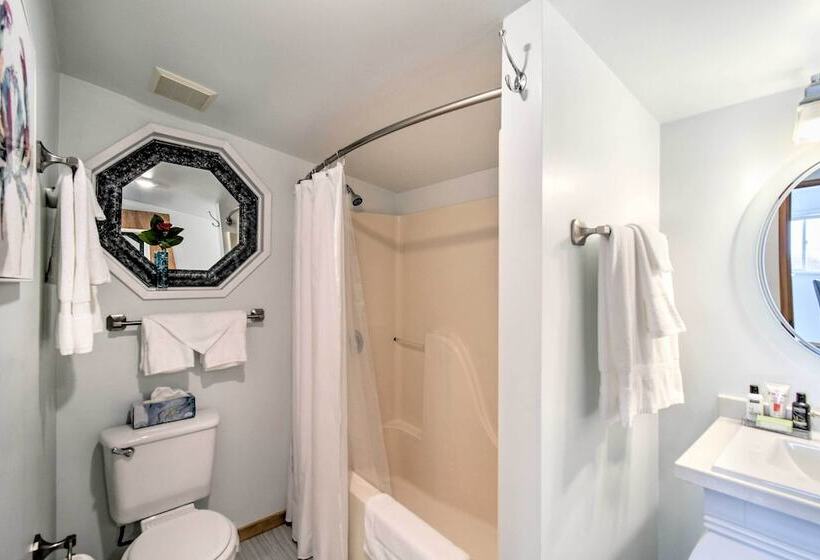 Coastal Retreat: Deck, Ocean Views + Walk To Beach