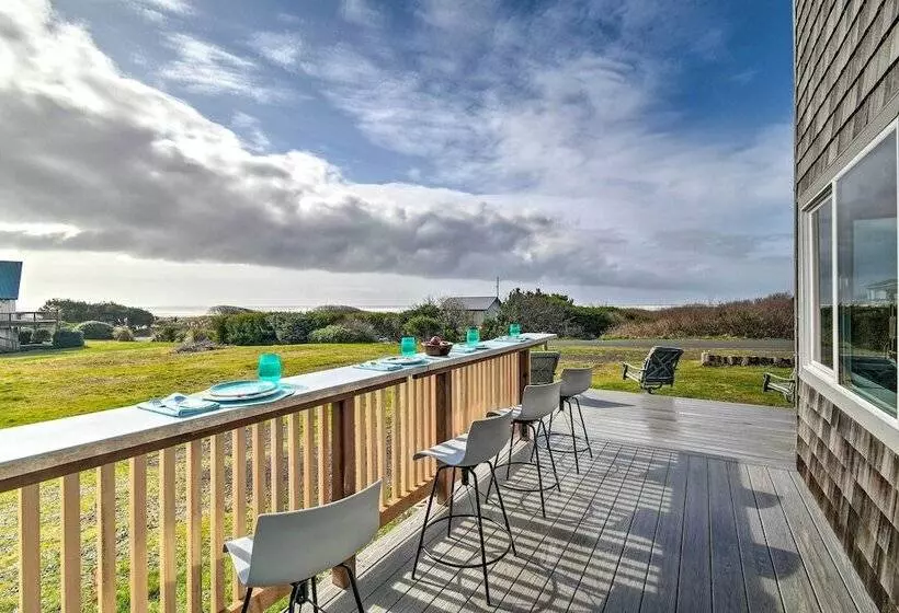 Coastal Retreat: Deck, Ocean Views + Walk To Beach