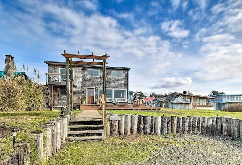 Coastal Retreat: Deck, Ocean Views + Walk To Beach