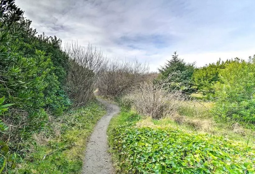 Coastal Retreat: Deck, Ocean Views + Walk To Beach