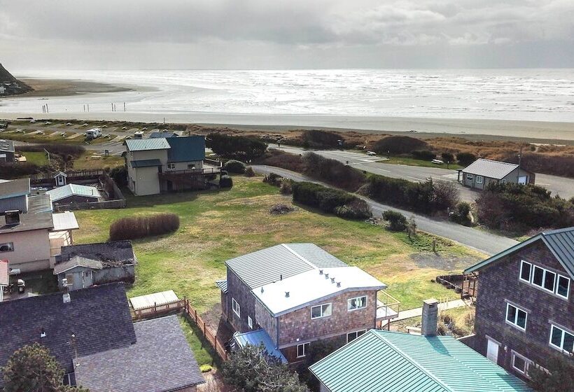 Coastal Retreat: Deck, Ocean Views + Walk To Beach