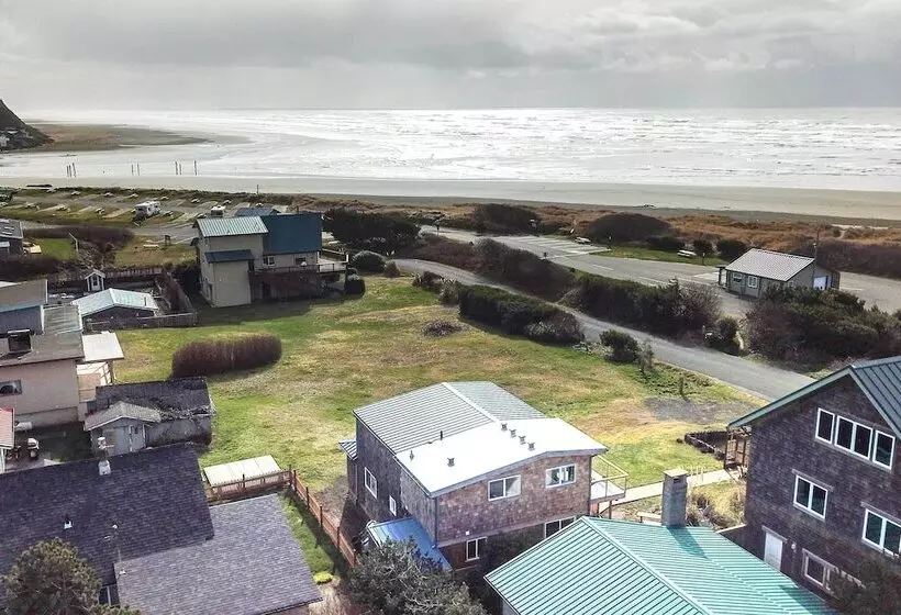 Coastal Retreat: Deck, Ocean Views + Walk To Beach