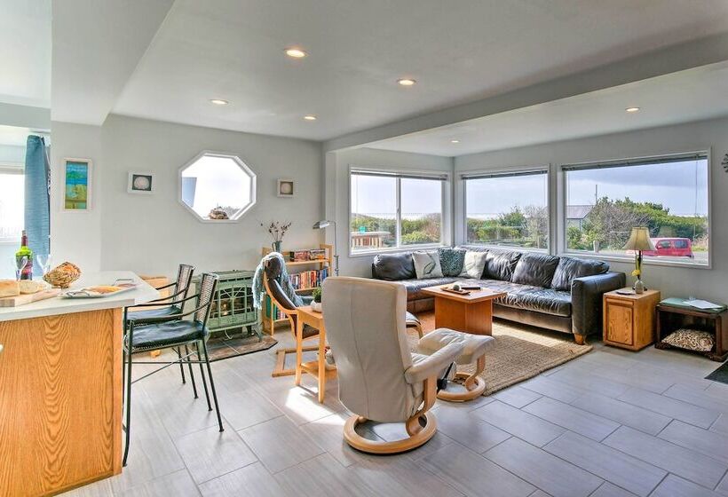 Coastal Retreat: Deck, Ocean Views + Walk To Beach