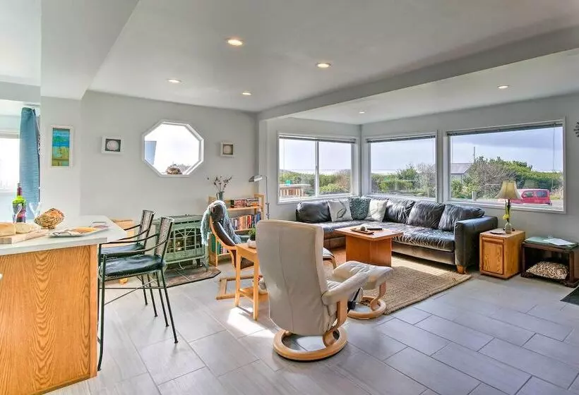 Coastal Retreat: Deck, Ocean Views + Walk To Beach