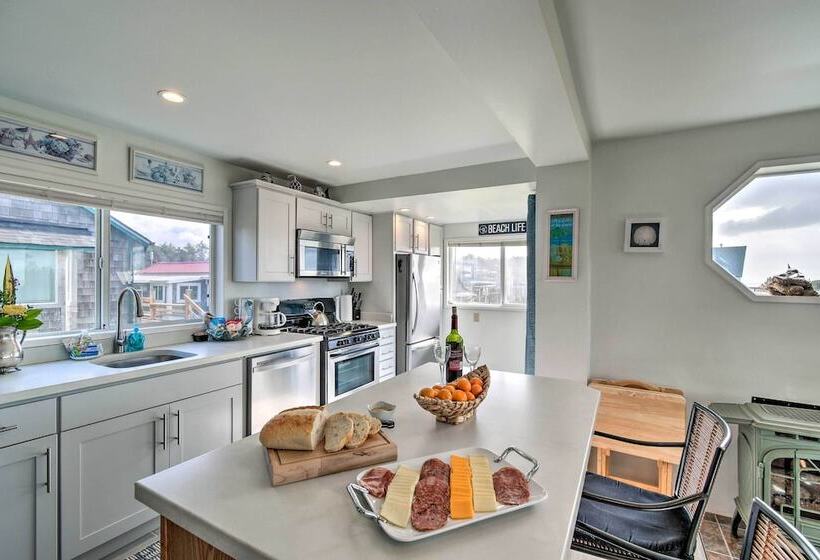 Coastal Retreat: Deck, Ocean Views + Walk To Beach