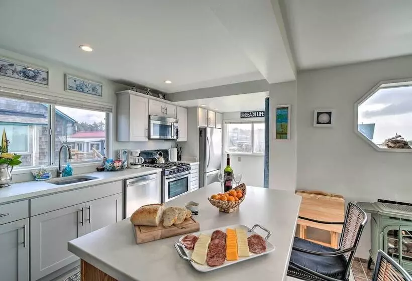 Coastal Retreat: Deck, Ocean Views + Walk To Beach