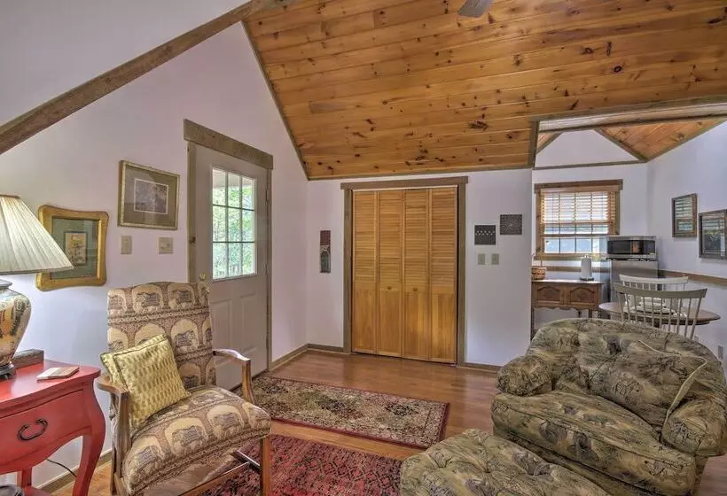 Couples Cabin 5 Mi To Dt Berkeley Springs!