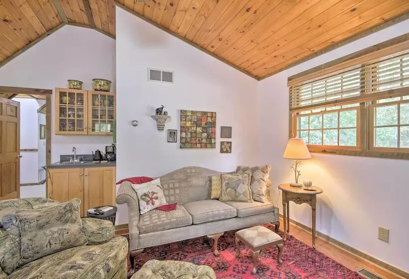 Couples Cabin 5 Mi To Dt Berkeley Springs!