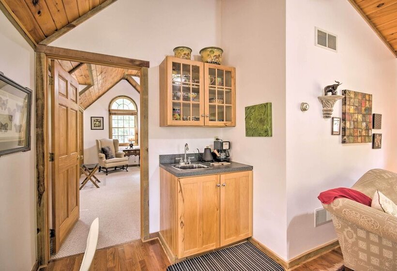 Couples Cabin   5 Mi To Dt Berkeley Springs!