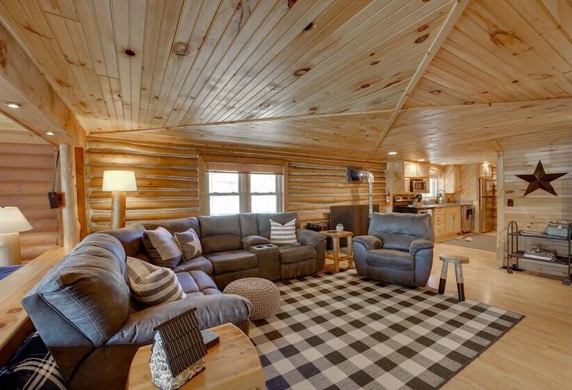 Diamond Lake Waterfront Cabin W/ Deck + Dock!