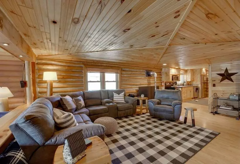 Diamond Lake Waterfront Cabin W/ Deck + Dock!