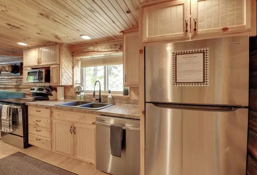 Diamond Lake Waterfront Cabin W/ Deck + Dock!