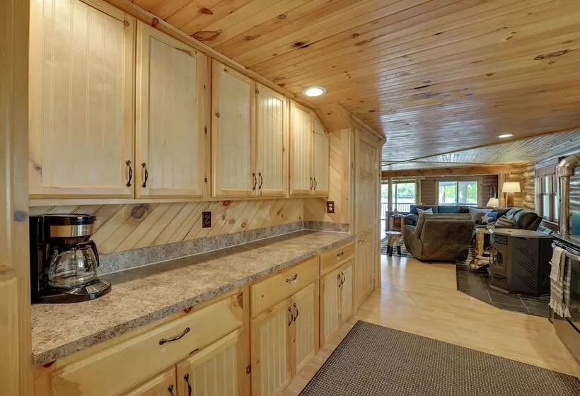 Diamond Lake Waterfront Cabin W/ Deck + Dock!