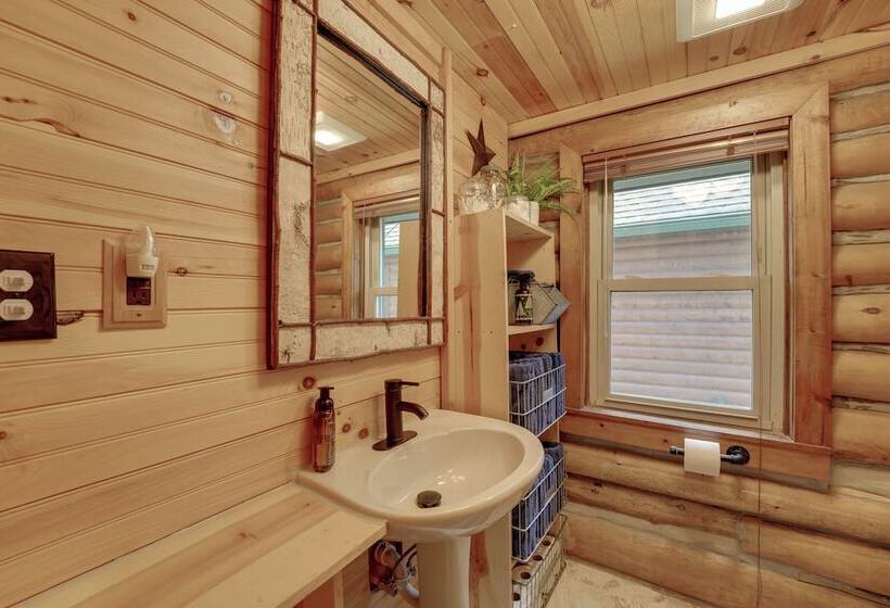 Diamond Lake Waterfront Cabin W/ Deck + Dock!