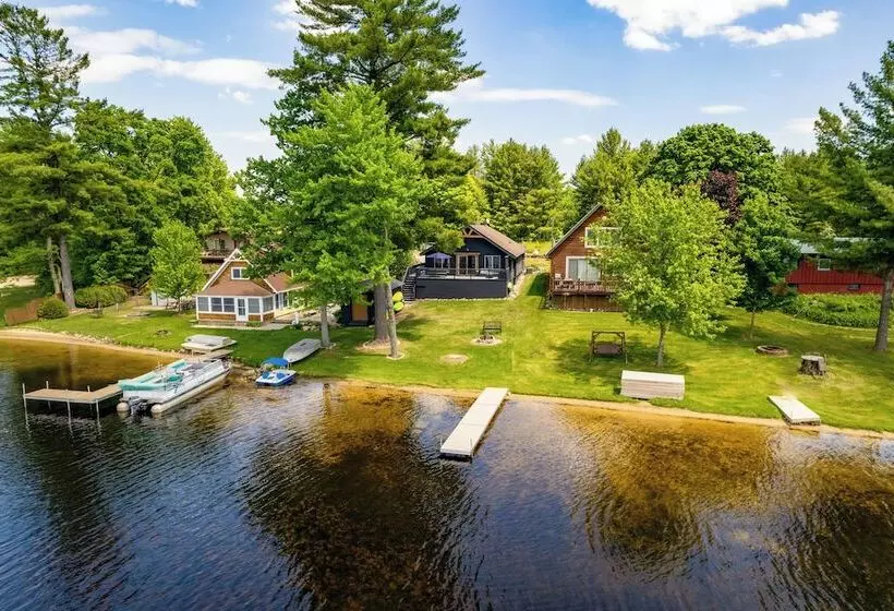 Diamond Lake Waterfront Cabin W/ Deck + Dock!