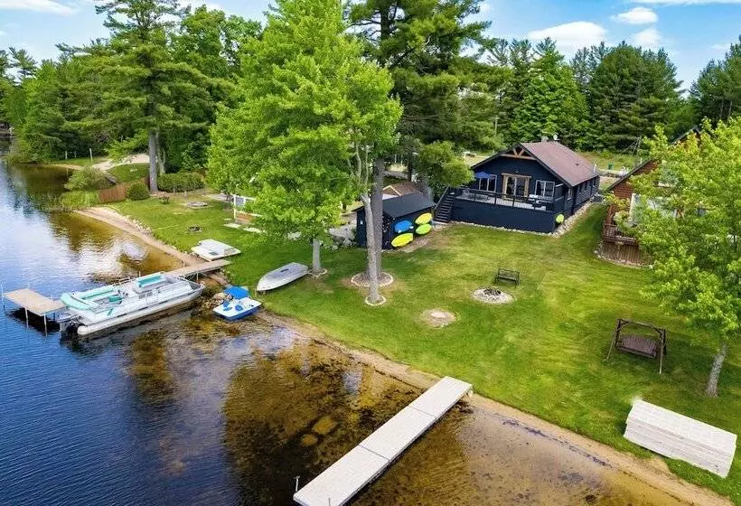 Diamond Lake Waterfront Cabin W/ Deck + Dock!