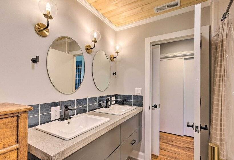 Dog Friendly Home: 1 Mi To Downtown Hendersonville