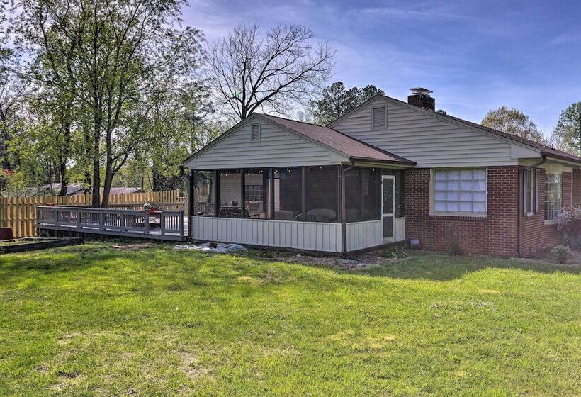 Dog Friendly Home: 1 Mi To Downtown Hendersonville