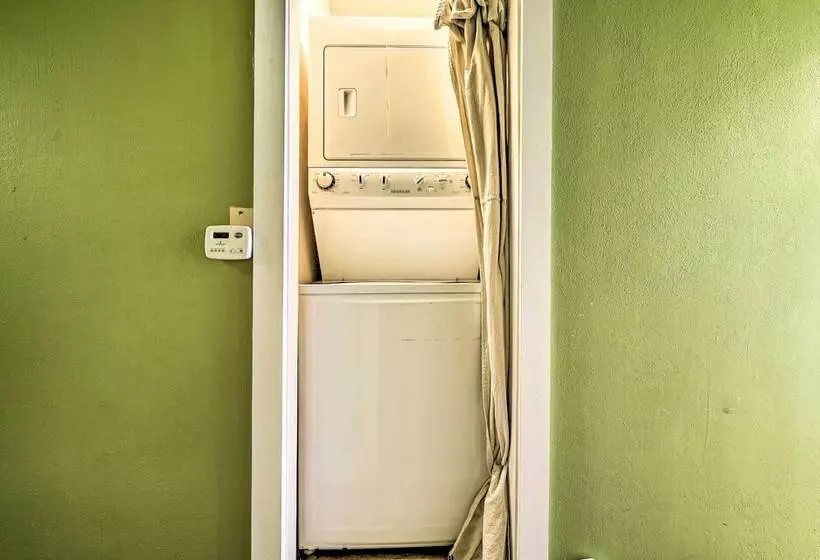 Eclectic Home: Walk To Town & Bath District!