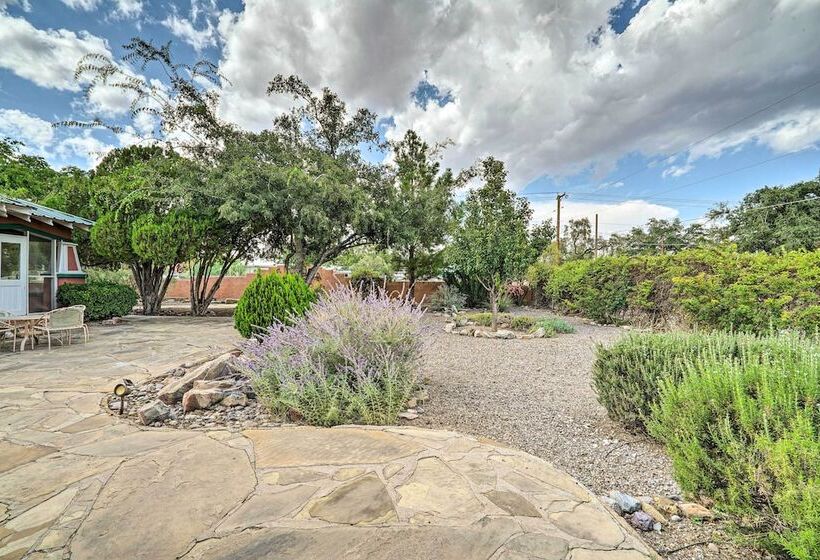 Eclectic Home: Walk To Town & Bath District!